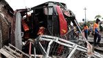 Bus Karyawan Ringsek Ditabrak Kereta di Karawang