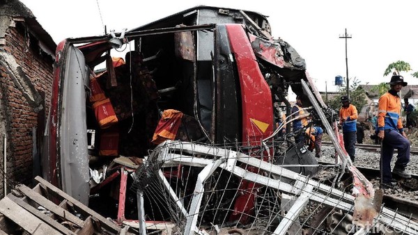 Bus Karyawan Ringsek Ditabrak Kereta di Karawang