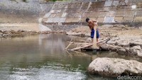 Terlihat beberapa warga sedang menyelam di air untuk mencari ikan, ada juga yang memancing dan menjala ikan di bagian terdalam sungai.