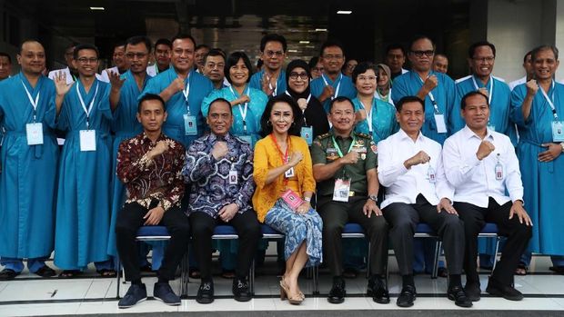 Pansel Capim KPK bersama 20 capim KPK yang menjalani tes kesehatan di RSPAD Gatot Soebroto, Jakarta, Senin (26/8).