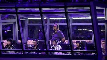 Mereka berada di dalam semacam kotak untuk bertanding dan berjuang agar menang. Foto: Reuters