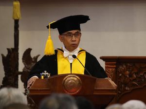 Jadi Guru Besar, Bos OJK Bicara Pesatnya Perkembangan Fintech