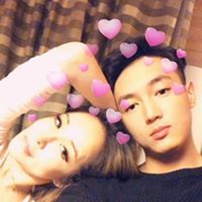 Penyanyi Taiwan Elva Hsiao baru saja merayakan ulang tahunnya yang ke-40 pada Sabtu (24/8/2019). Ia berbagi foto mesra bersama pacarnya, aktor pemula, Justin Huang di Facebook.Foto: Facebook