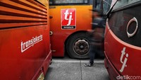 Bus TransJakarta itu sudah terparkir sejak Oktober 2017 silam.