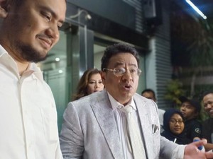 Hotman Foto Bareng Nikita Mirzani di Depan Kamar, Caption-nya Nakal