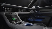 Dan kabarnya pengguna mobil juga bisa menonton layanan video streaming seperti Netflix. Namun karena nonton video bagi pengendara mobil akan menjadi tidak aman, Porsche tengah memikirkan caranya.  Foto: Porsche