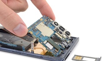 Untuk melepaskan motherboard terlebih dulu mengeluarkan SIM Card tray. Foto: ifixit