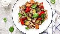 Perhatikan pula porsi makanan. Label nutrisi dapat membantu, namun jika Anda memakan dua porsi atau lebih makanan bersodium rendah, Anda akan mudah mengambil mineral dalam jumlah yang besar untuk tubuh. Untuk satu porsi nasi atau pasta diubah menjadi setengah porsi, lalu untuk daging porsi standarnya adalah 3 ons, sedangkan untuk ayam dan ikan kalau bisa hanya seukuran tumpukan kartu. Foto: iStock