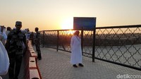 Hanya para pria yang diperbolehkan masuk ke pemakaman Baqi. Sedangkan kaum hawa hanya dipersilakan menunggu di luar gerbang Baqi.