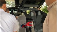 Adrianto kemudian membuka penutup konektor pengisi daya di bagian kiri belakang mobil Silver Bird.