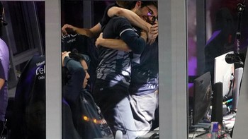 Ini menjadi rekor baru sebuah tim jadi juara dua kali berturut-turut sepanjang sembilan tahun . Foto: Reuters