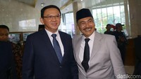 Ahok juga sempat foto bersama dengan beberapa anggota DPRD DKI yang akan dilantik.