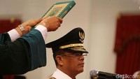 Rusli Baco membacakan sumpah jabatan di hadapan Jokowi.