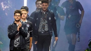 Tampak tim yang berlaga memasuki arena pertandingan. Ini adalah tim OG yang juara tahun silam dan kembali dijagokan. Foto: Reuters