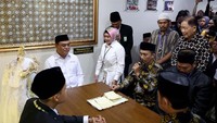 Pada kesempatan itu pula Menteri Pendayagunaan Aparatur Negara dan Reformasi Birokrasi (Menpan RB) Syafruddin (kiri) dan Wali Kota Bogor Bima Arya (kanan bawah) menjadi saksi pernikahan warga disaksikan oleh Pendiri dan Chairman Lippo Group Mochtar Riady (kanan atas) saat peresmian layanan Mal Pelayanan Publik Lippo Plaza Bogor di Kota Bogor, Jawa Barat, Senin (26/8/2019). Foto: dok. Menpan RB