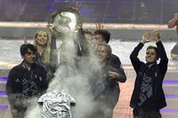 Tim OG mengangkat Aegis of Champions untuk kedua kalinya.