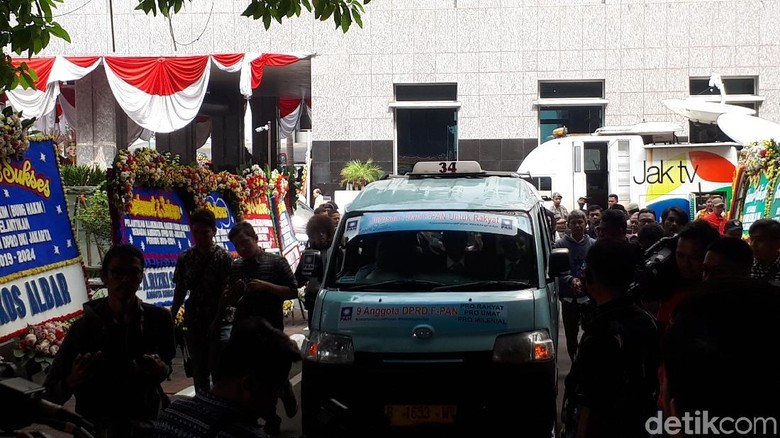 Putri Zulkifli Hasan-Putra Lulung Naik Angkot ke Pelantikan DPRD DKI Putri Zulkifli Hasan-Putra Lulung Naik Angkot ke Pelantikan DPRD DKI