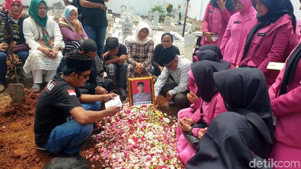Di Pemakaman Ipda Erwin, Kapolda Jabar: Saya Harap Ini Kejadian Terakhir