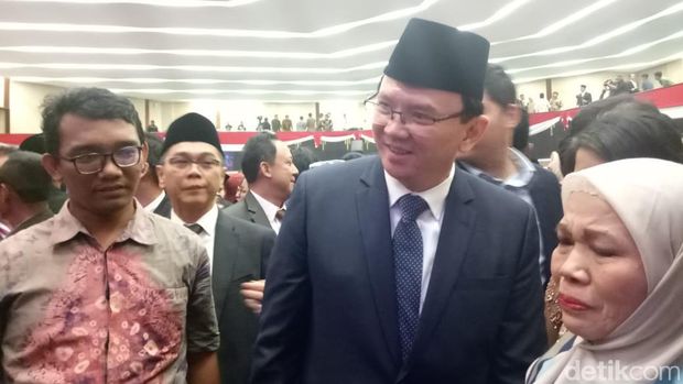 Anies-Ahok-Djarot Saling Sapa di DPRD DKI Jakarta.