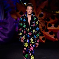Sebelum populer sebagai kekasih Dua Lipa, Anwar Hadid dikenal terlebih dulu sebagai model. Dia mengikuti jejak kedua kakaknya, Bella dan Gigi Hadid yang sudah malang-melintang sebagai model catwalk desainer dunia. Foto: Getty Images