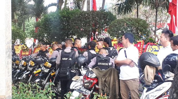 Polisi dan Brimob berjaga-jaga.