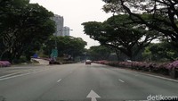 Singapura dikenal sebagai negara dengan  kondisi jalan raya yang bersih dan bebas dari momok menakutkan bernama kemacetan. Tapi, apakah negara tetangga ini memang benar-benar bebas dari macet? Terutama di hari Senin?