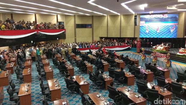 Anies Hadiri Pelantikan DPRD DKI, Ahok-Djarot Duduk di Kursi Undangan