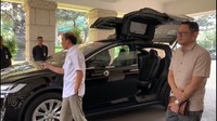 Jonan juga ditemani Wamen ESDM Arcandra Tahar, Sekjen Dewan Energi Nasional Djoko Siswanto, hingga Direktur Perseroan Blue Bird Tbk Adrianto Djokosoetono saat menjajal mobil Silver Bird.