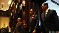 Jokowi tiba di lokasi acara di Hotel Bidakara, Jakarta Selatan, Senin (26/8/2019) didampingi Menko Kemaritiman Luhut Binsar Pandjaitan.
