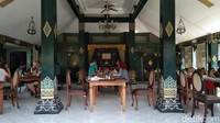 Kamu akan merasa seperto makan di keraton. Walaupun tidak terlalu luas, tempatnya cukup nyaman untuk keluarga (Tasya/detikcom)