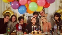 Rayakan ulang tahun dikelilingi sang istri, teman, dan para kerabatnya. PewDiePie dapat kejutan manis yang meriah. Foto: Istimewa/Instagram @pewdiepie
