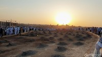 Sementara di antara kalangan tabiut tabiin yang terkenal Imam Malik, gurunya Imam Syafii, juga dimakamkan di Baqi dan seluruh jamaah haji maupun umrah yang meninggal di Madinah ataupun penduduk Madinah juga dimakamkan di Baqi.