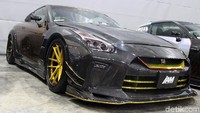 Nissan GT-R keluaran 2009 milik Ang mengalami perombakan cukup banyak. Dari sisi eksterior misalnya, sudah mengaplikasi bodykit kustom dengan material karbon yang mewah.