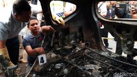 Kepolisian masih melakukan olah Tempat Kejadian Perkara (TKP) di sekitar lokasi kejadian. Dua sosok mayat yang ditemukan dibawa petugas untuk menjalani visum.