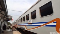 Jalur ini dilayani dengan kereta ekonomi KA Siliwangi yang masing-masing rangkaian terdiri dari 4 kereta atau gerbong. Harga tiketnya sangat murah, hanya Rp 3.000 untuk pemberhentian semua titik.