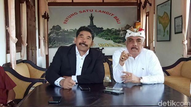 Kiri ke kanan: Ketua PHDI Bali Prof I Gusti Ngurah Sudiana dan Ketua MUDA Ida Pangelingsir Agung Putra Sukahet