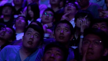 Penonton melihat dengan tegang jalannya pertandingan. Foto: Reuters