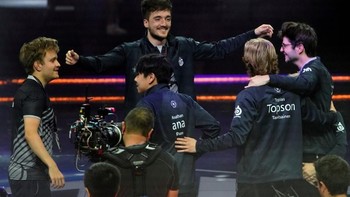 Berlangsung dalam format best of 5. OG berhasil menundukkan Liquid yang merupakan juara TI 2017 dengan skor 3-1. Di babak pertama Liquid berhasil memetik kemenangan. Ketinggalan satu angka membuat OG mengubah strategi di babak kedua dan berhasil menyamakan kedudukan. Foto: Reuters