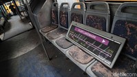 Bangku penumpangnya juga sudah mengelupas. Salain itu, papan rute bus juga sudah terlepas.