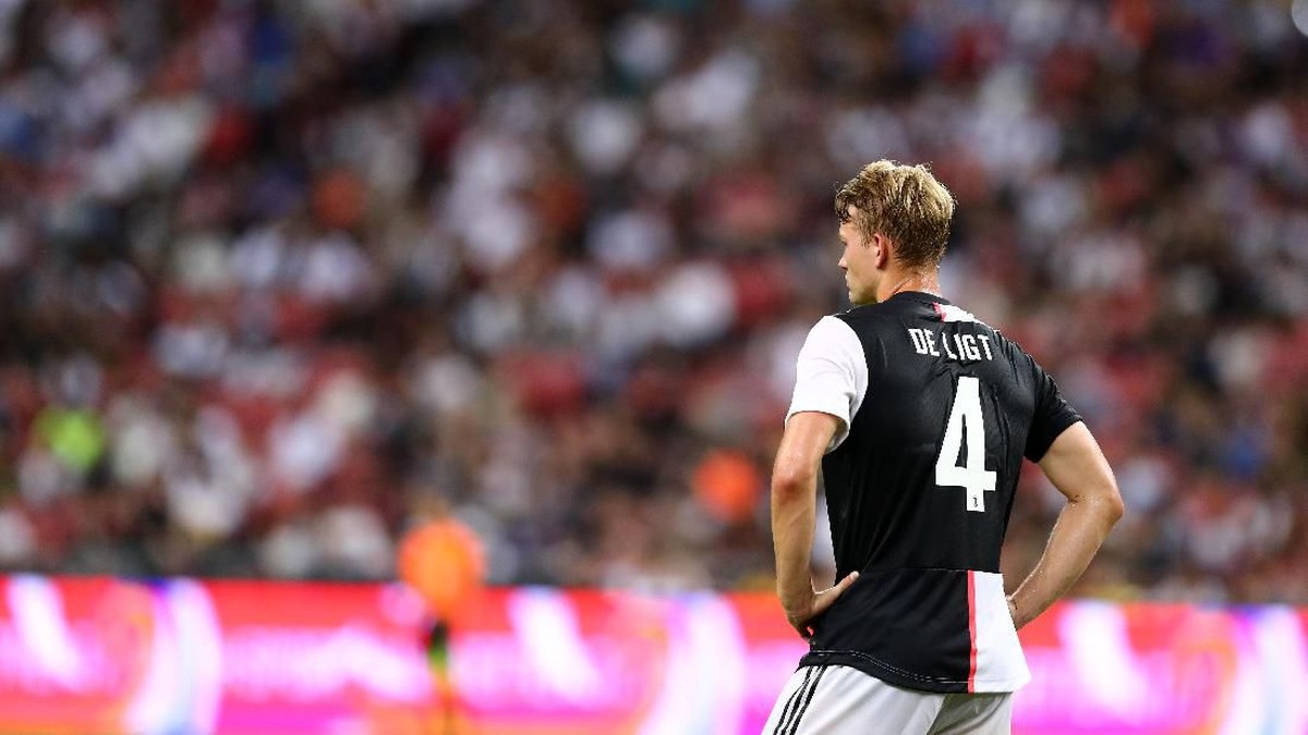 Matthijs de Ligt dikabarkan disuruh diet oleh Maurizio Sarri. (Foto: Pakawich Damrongkiattisak/Getty Images)