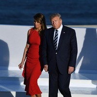 Sepintas gaun tersebut tampak simpel, gaun ini bukan barang murah. Dirancang oleh Sarah Burton dari label Alexander McQueen, gaun tersebsut dijual seharga US$ 2.375 atau sekitar Rp 34 juta. (Foto: Getty Images)