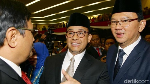 Gubernur DKI Jakarta Anies Baswedan menyalami Basuki Tjahaja Purnama (Ahok) dan Djarot Saiful Hidayat usai pelantikan anggota DPRD DKI baru.