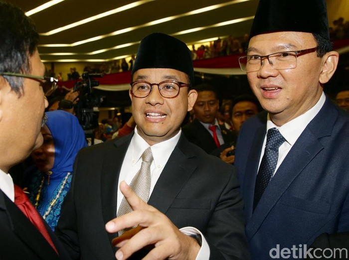 Gubernur DKI Jakarta Anies Baswedan menyalami Basuki Tjahaja Purnama (Ahok) dan Djarot Saiful Hidayat usai pelantikan anggota DPRD DKI baru.