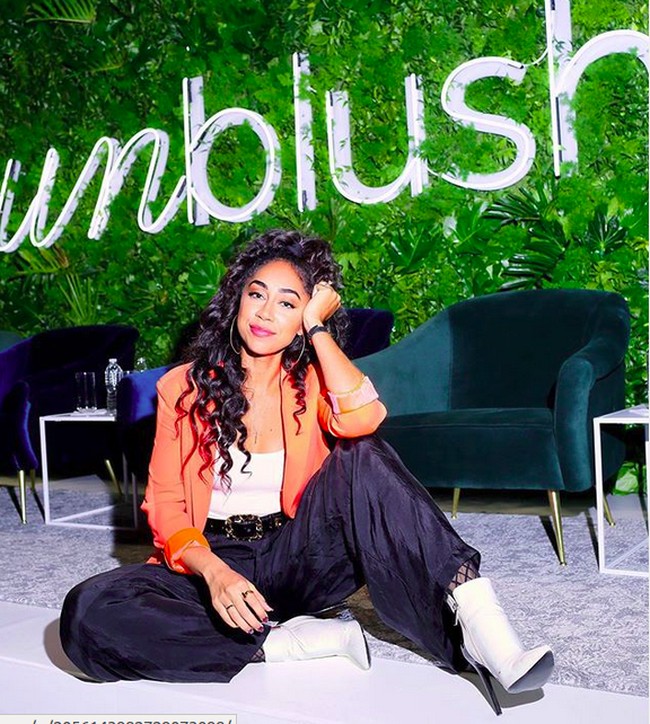 Wanita berambut keriting itu mengatakan, Aku menginstruksikan untuk mencuci tangan, lalu mengarahkan jari ke area intim. Harapannya untuk mendapatkan cairan vaginal. Setelah itu, dioleskan ke bagian leher.  Foto: dok. Instagram