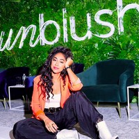 Wanita berambut keriting itu mengatakan, Aku menginstruksikan untuk mencuci tangan, lalu mengarahkan jari ke area intim. Harapannya untuk mendapatkan cairan vaginal. Setelah itu, dioleskan ke bagian leher.  Foto: dok. Instagram