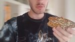 Tembus 100 Juta Subscriber, Ini Serunya PewDiePie Saat Makan Pizza