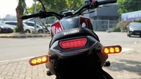 Dalam data spesifikasi yang dirilis BMI, tidak menyebutkan detail dimensi Leoncino 250. Namun yang detikcom rasakan, motor berbobot 155 kg ini masih aman dibawa dalam posisi berhenti, meski kaki tester agak jinjit.