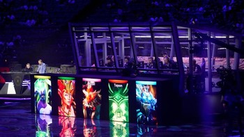 Suasana semakin menegangkan mendekati akhir pertandingan. Foto: Reuters