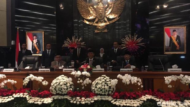 Ketua DPRD DKI Prasetio Edi memimpin Rapat Paripurna pelantikan 106 anggota DPRD DKI 2019-2024