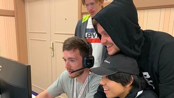 Persiapan serius sebelum pertandingan. Tim OG pertama kali didirikan oleh Johan n0tail Sundstein, yang merupakan mantan pemain tim Secret, pada tahun 2015. Saat itu mereka mengusung nama (monkey)Business. Foto: Instagram